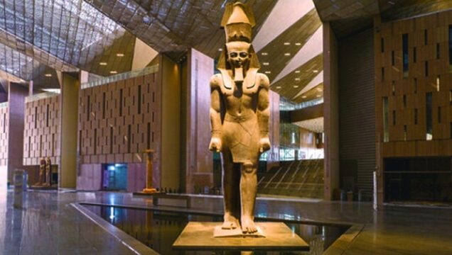 Cairo & GEM (Bus) : Pyramids, Sphinx & Museum Tour